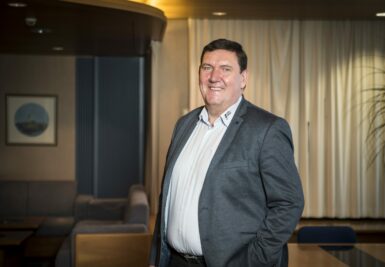 Onnellinen työntekijä saa asiakkaan hymyilemään