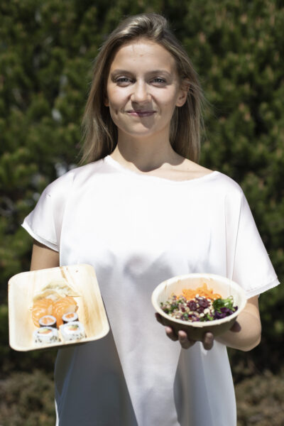 kaunis kattaus kertakäyttöastioilla